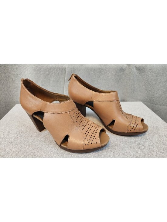 Clarks Shoes - Clarks Womens 9.5 M Solid Brown Leather Laser Cut Uppr Taper Block Heel Zip
